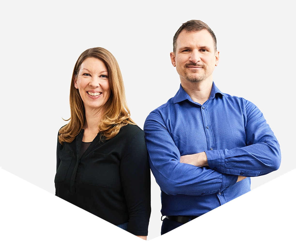 Mitarbeiterin und Mitarbeiter lächeln motiviert in die Kamera, Teamspirit bei Valean Solutions