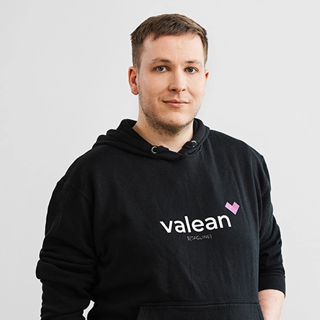 Lars, Softwareentwickler bei Valean Solutions, lacht mit seinem Team in München.