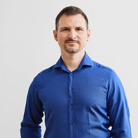 Patrick, Entwickler bei Valean Solutions, lächelt in die Kamera.